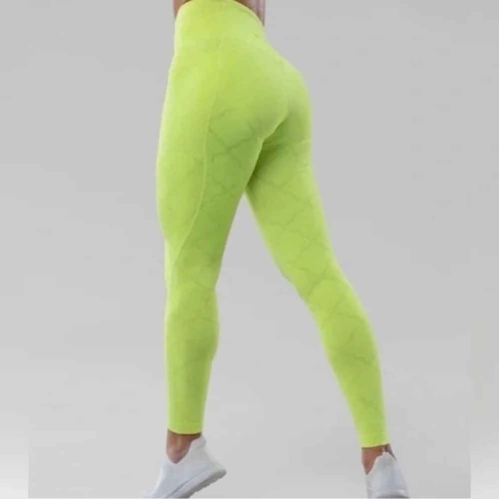 SHEFIT Neon Yellow Leggings     (F)